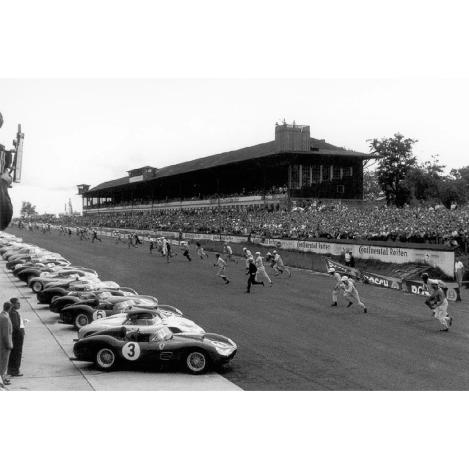 Départ de course automobile sur circuit, dans le style Le Mans-Imagesdartistes