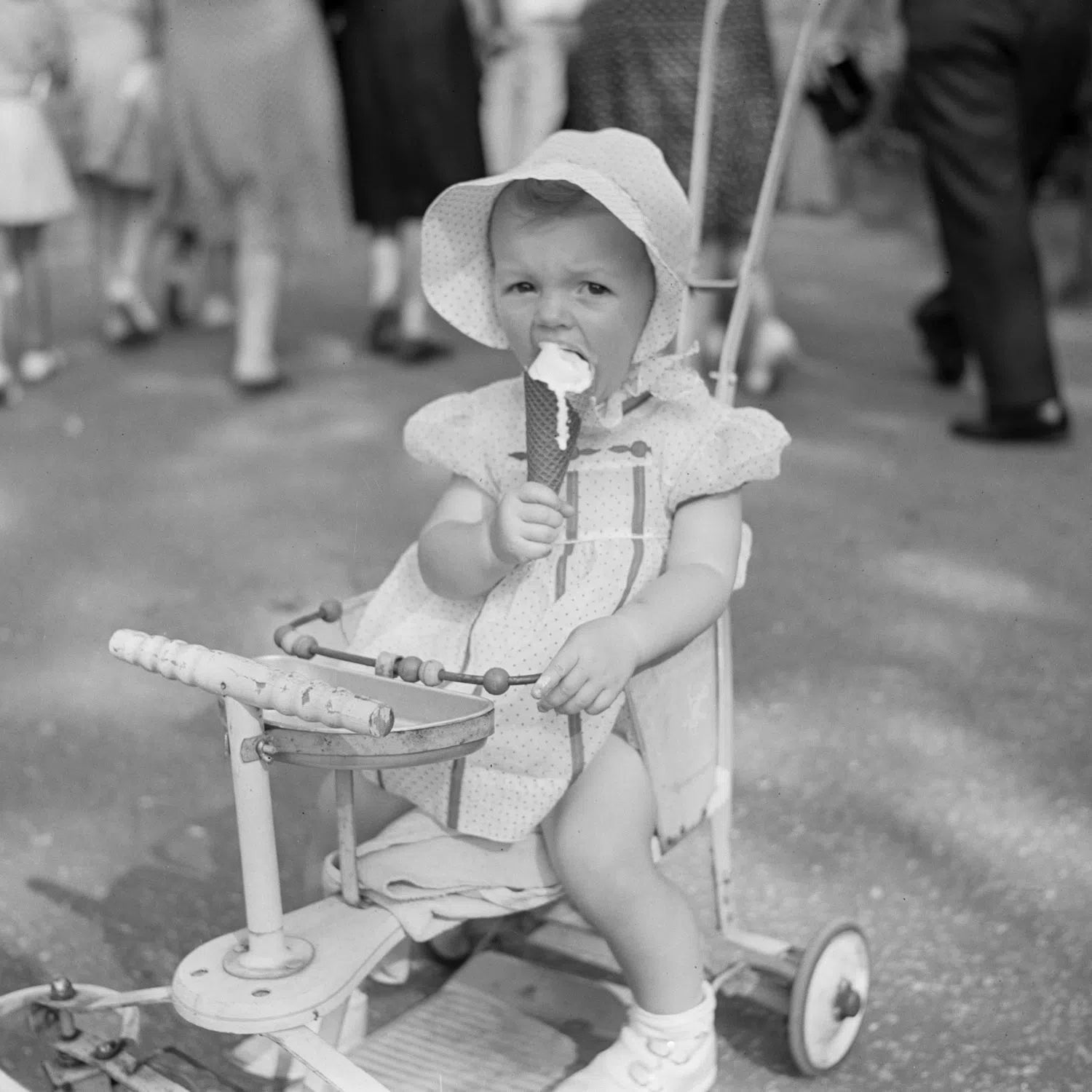 Enfant mangeant un cornet de glace sur son tricycle-Imagesdartistes