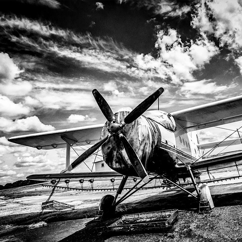 avion-biplan-noir-et-blanc