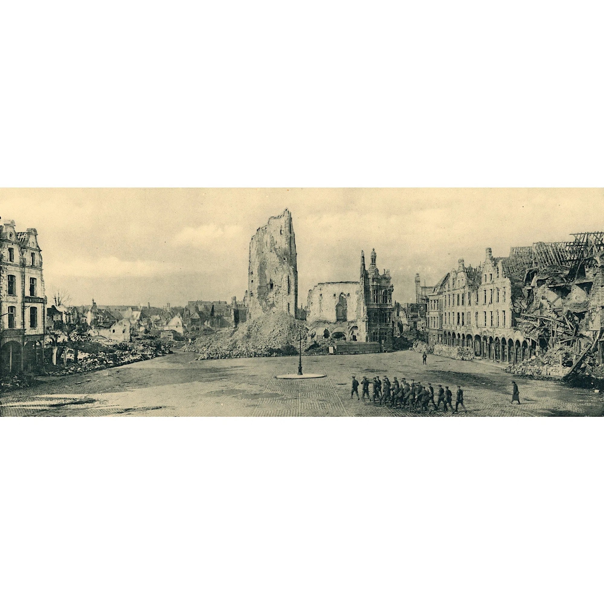 Arras, la Place des Héros et de l'Hôtel de Ville en 1918-Imagesdartistes