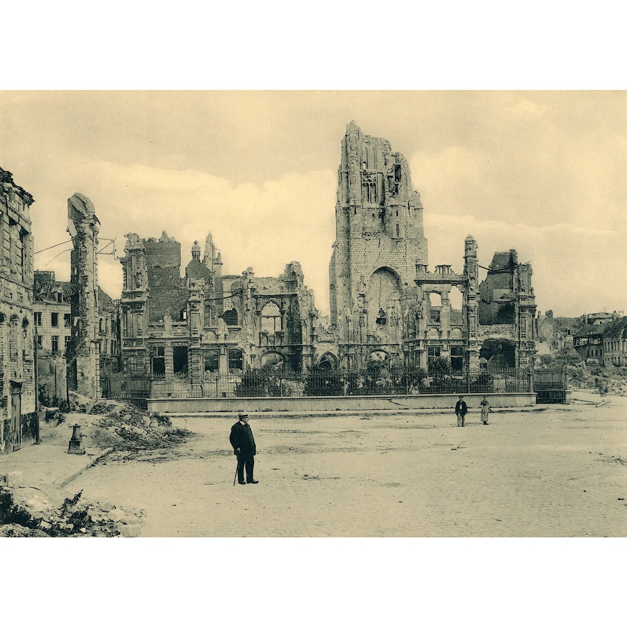 Arras, l'Hôtel de Ville vu de la Place de la Vacquerie.-Imagesdartistes