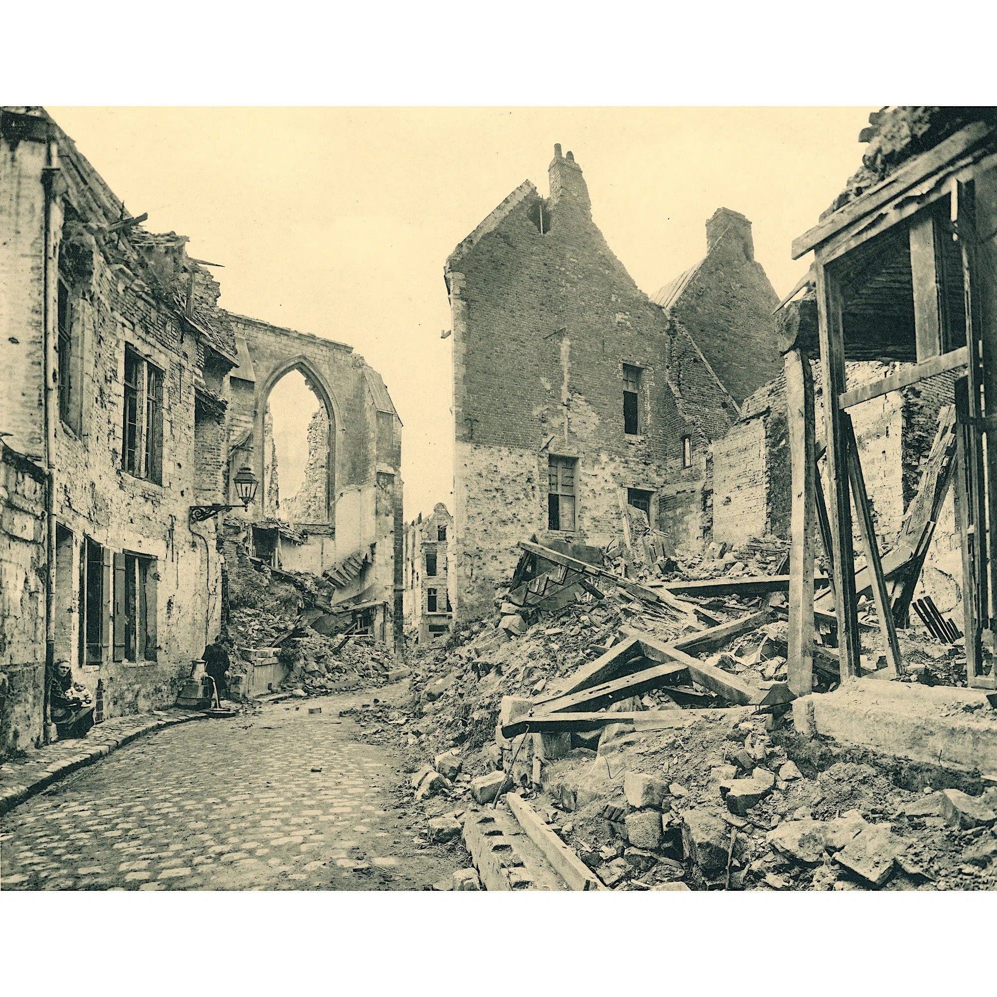 Arras, Rue de l'Ermite et ruines de l'église Saint-Jean-Baptiste après 1918-Imagesdartistes