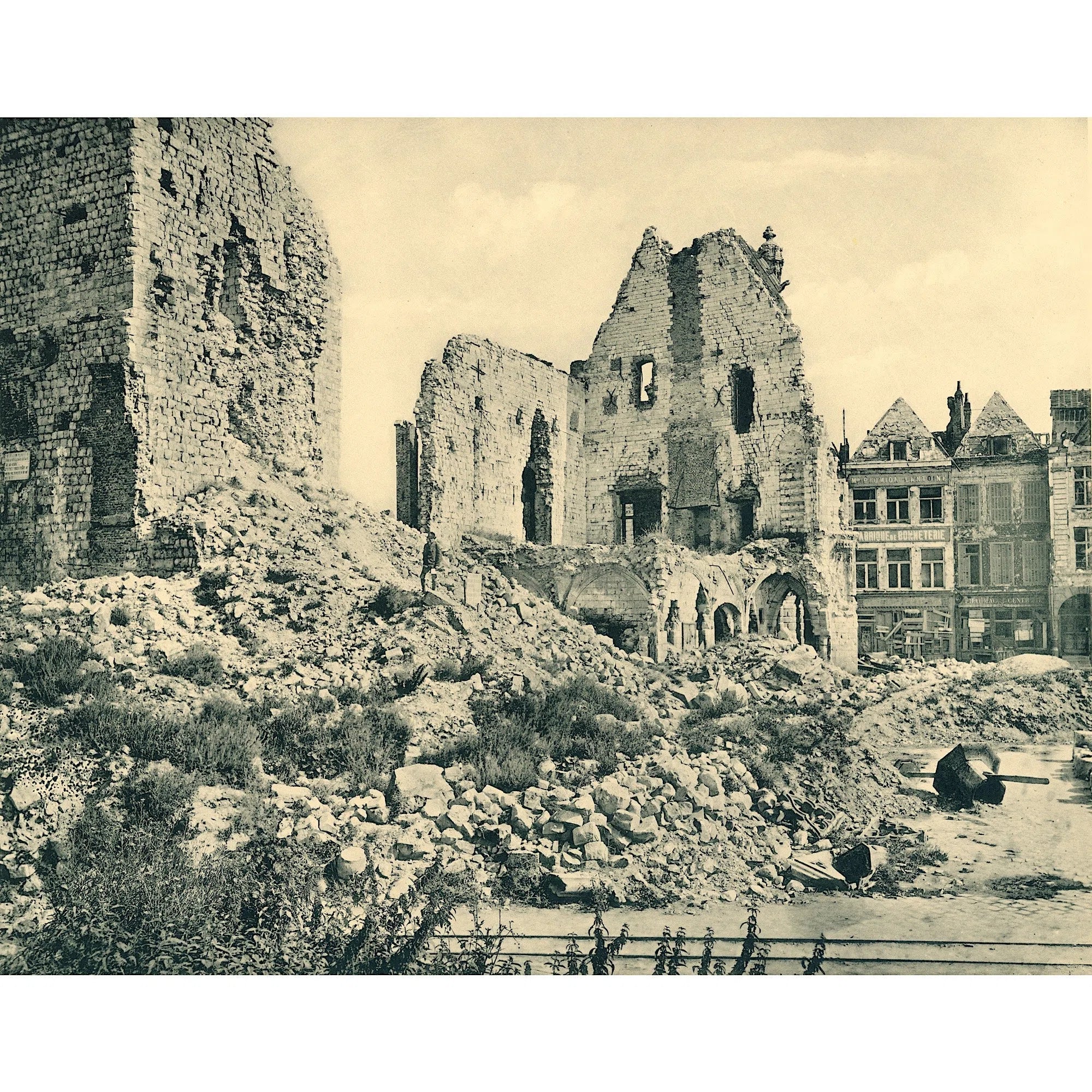 Arras, ruines de l'Hôtel de Ville d'Arras en 1918-Imagesdartistes