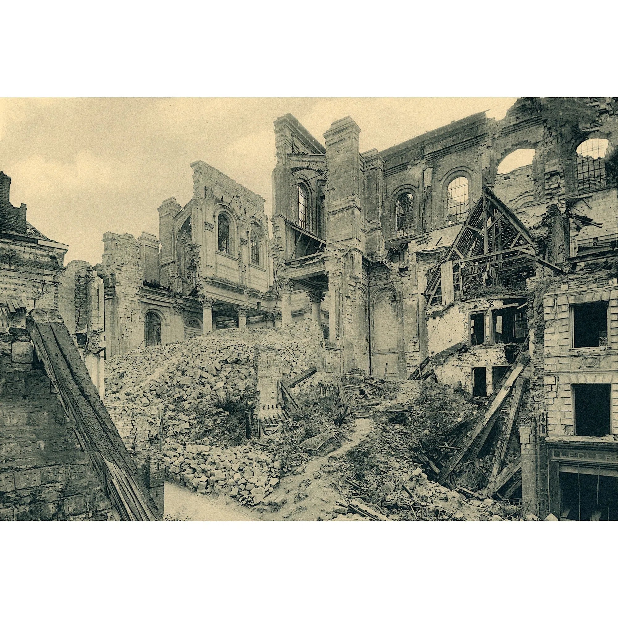 Cathédrale d'Arras, vers la rue Méaulens, en 1918-Imagesdartistes