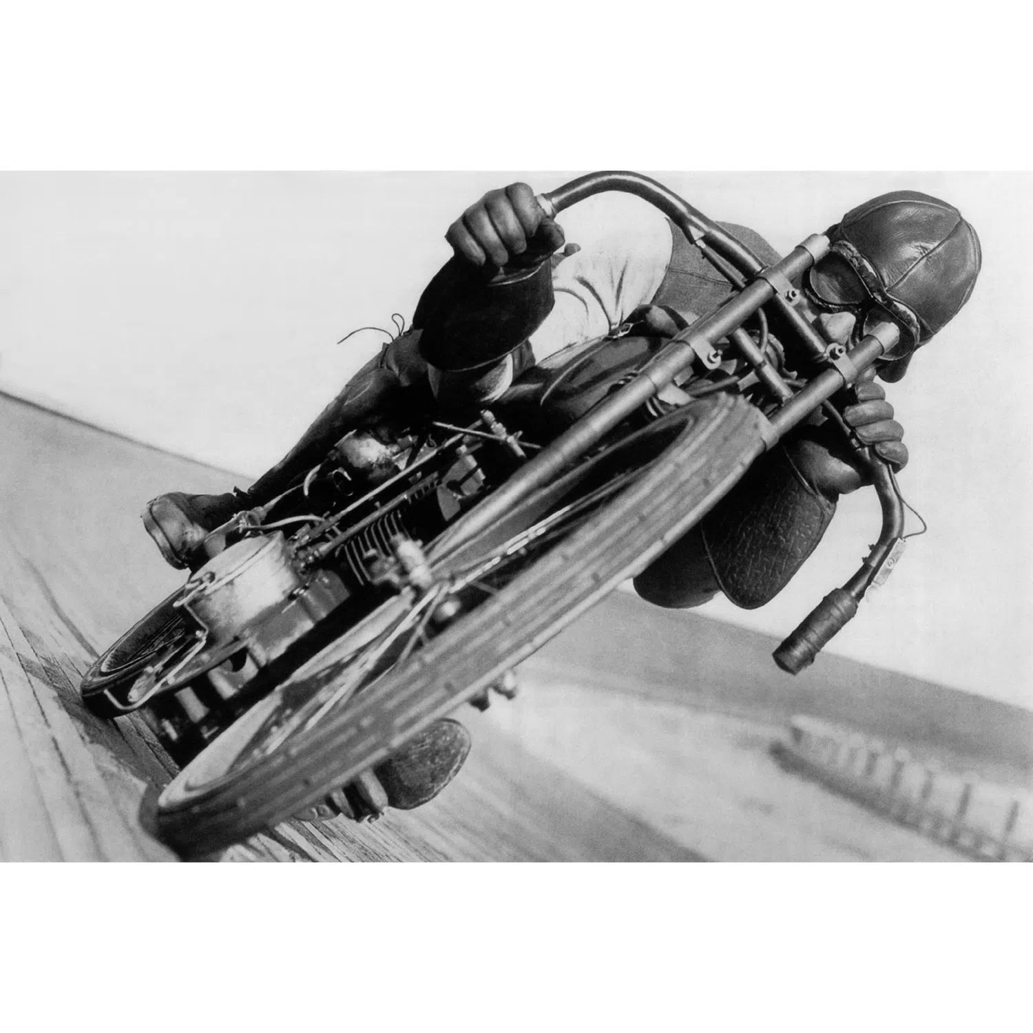Harley Vintage sur un circuit de course.-Imagesdartistes
