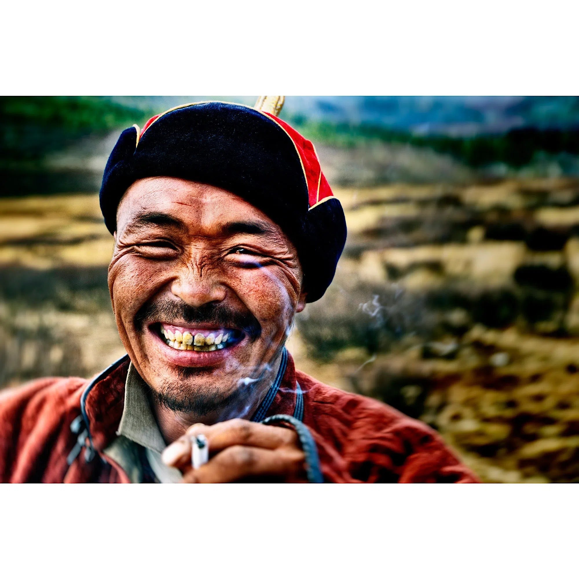 Mongole souriant en fumant sa cigarette-Imagesdartistes