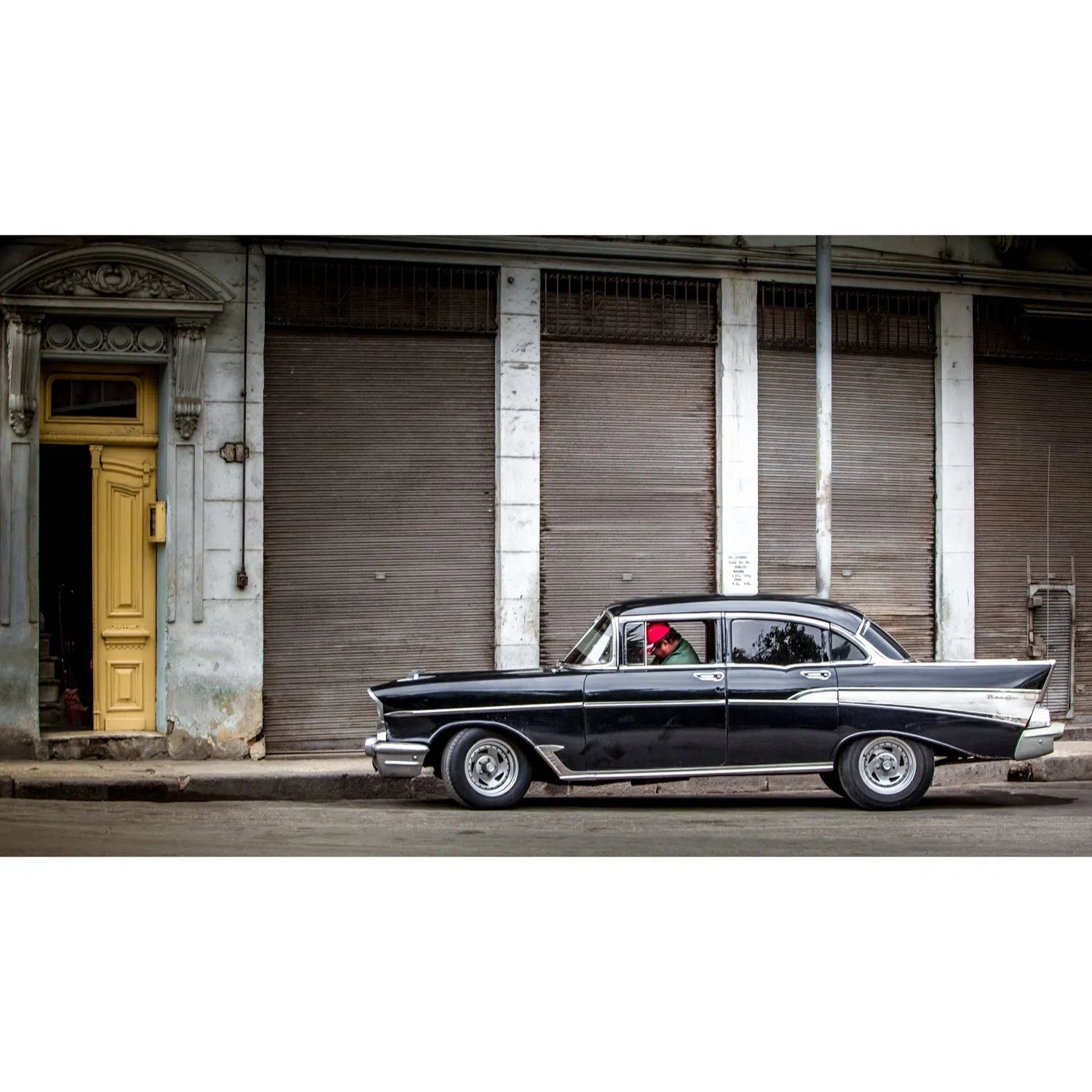 Old black car, cuba-Imagesdartistes