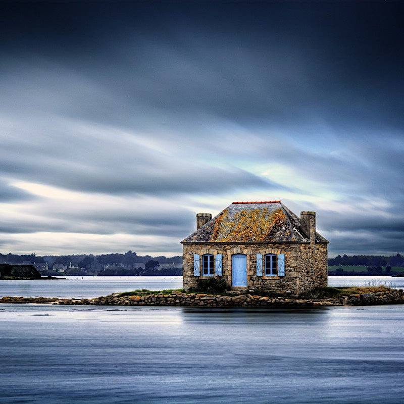 paysage-bretagne-maison-isolee-nuages-lac