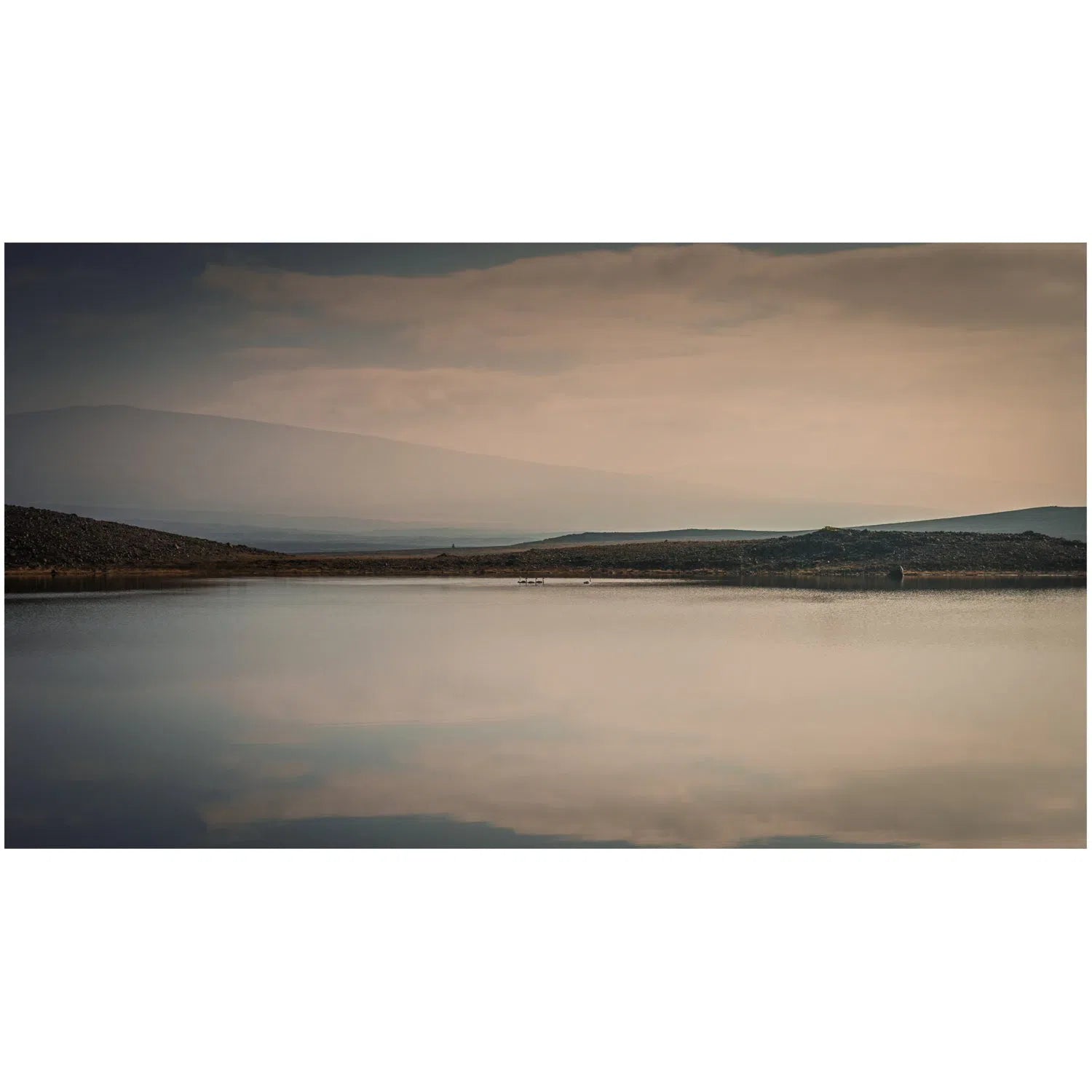 Quiet lake in Iceland-Imagesdartistes