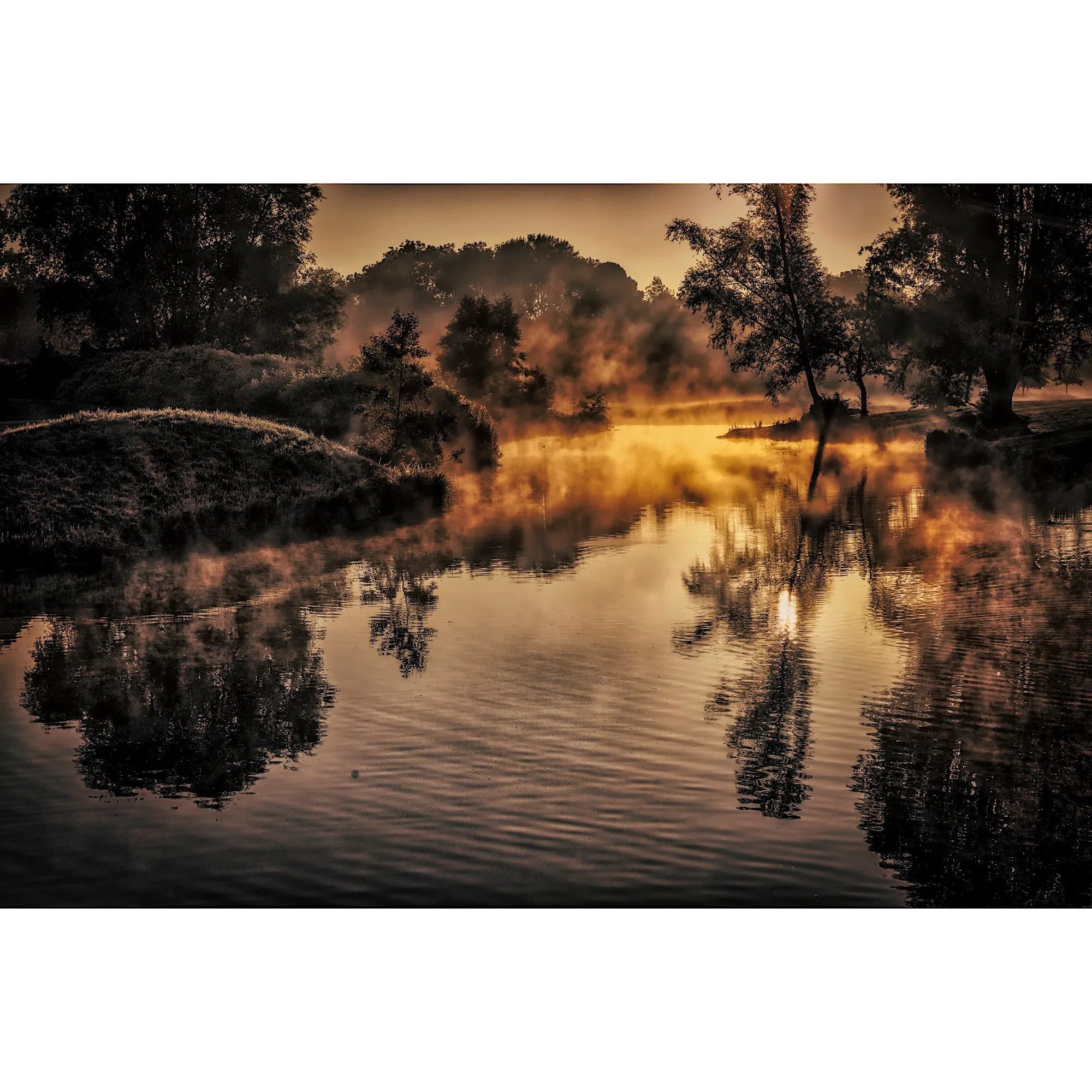 Reflets du soleil et brume sur un étang, très tôt.-Imagesdartistes