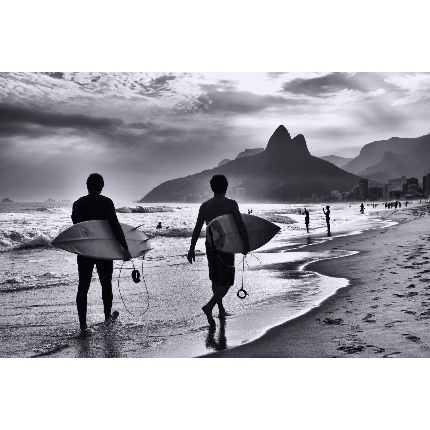 Surfer sur la plage de Rio-Imagesdartistes