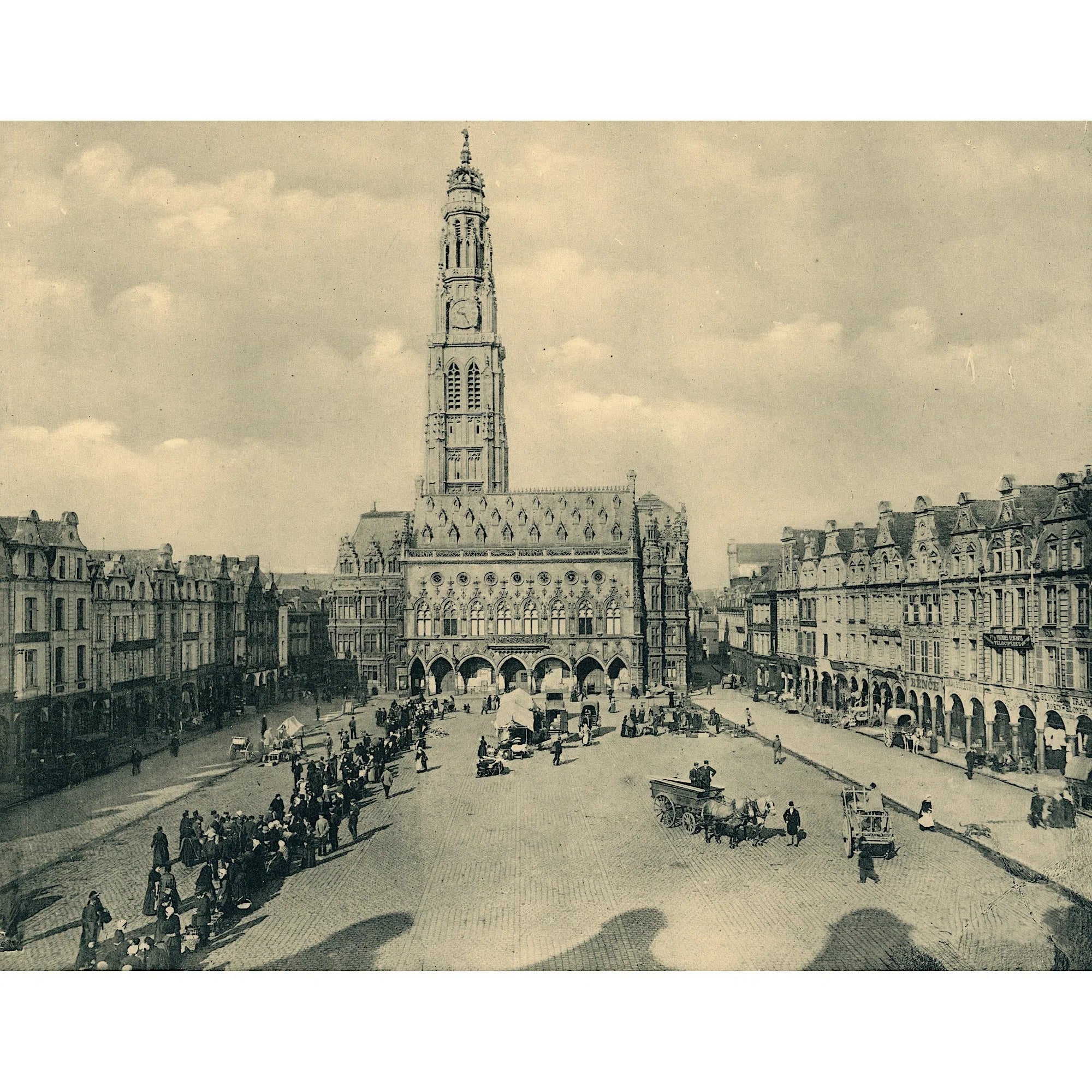 Arras, la Petite place et de l'Hôtel de Ville en 1914-Imagesdartistes