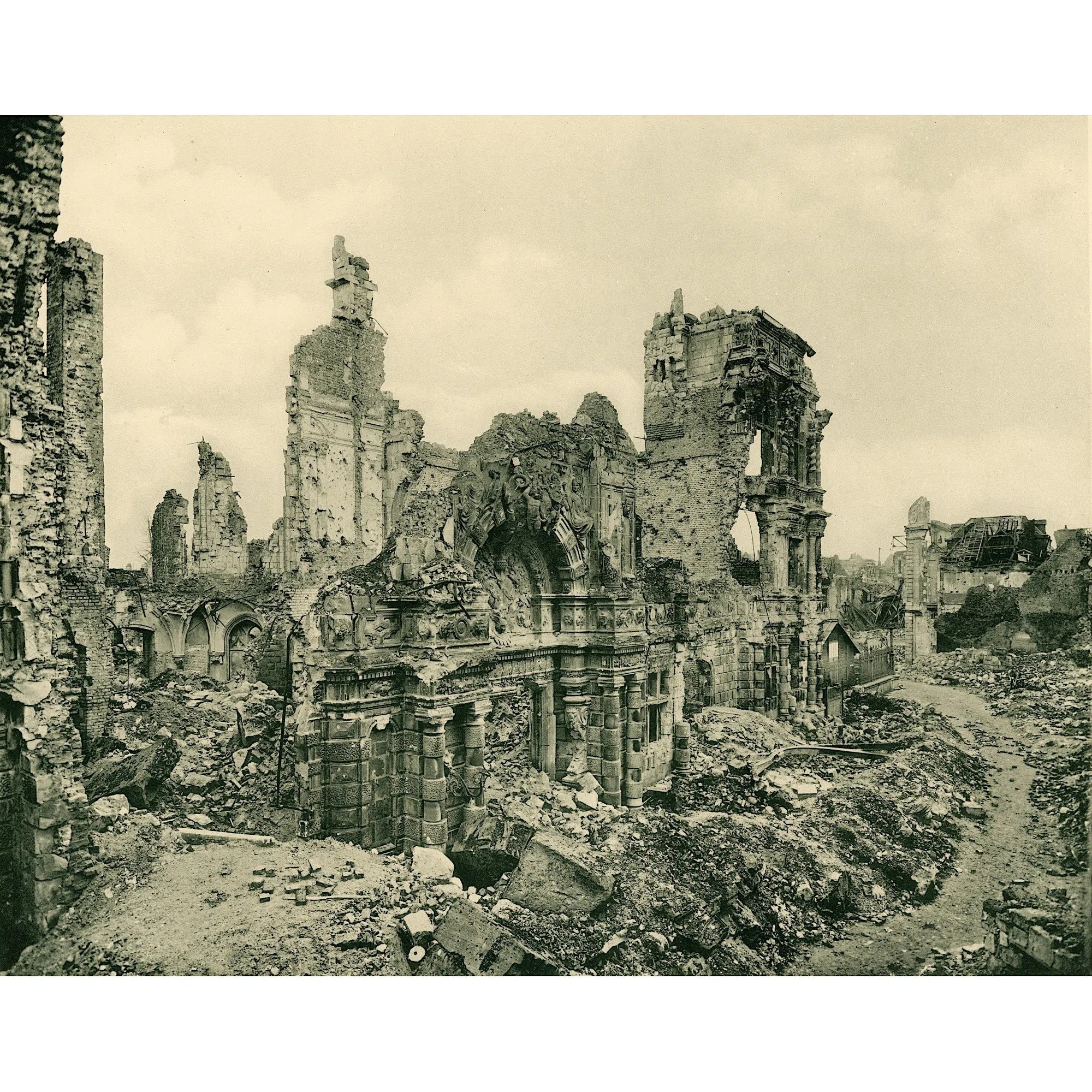 Arras, l'Hotel de Ville après 1918-Imagesdartistes