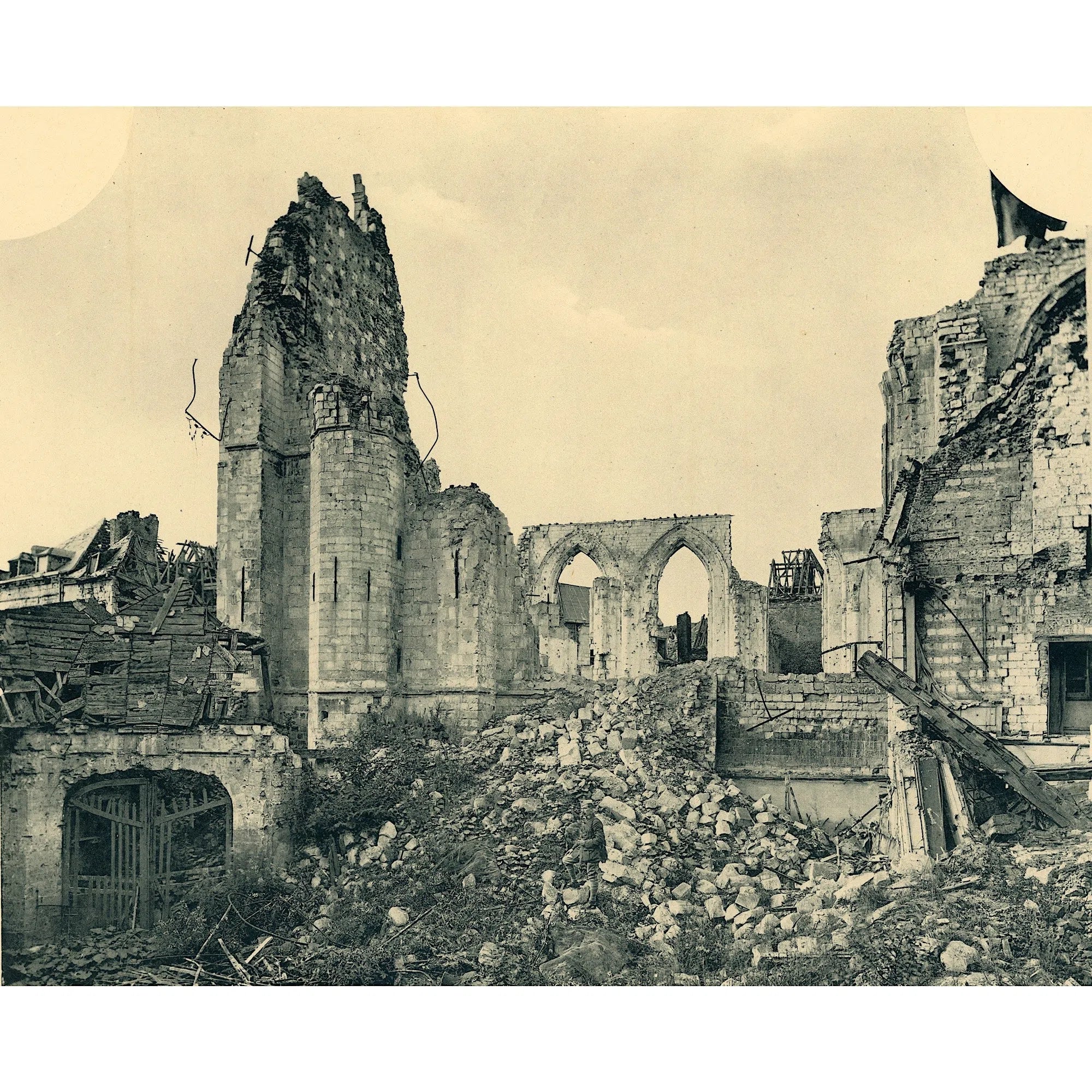 Arras, Tour de l'Eglise Saint Jean Baptiste en 1918-Imagesdartistes